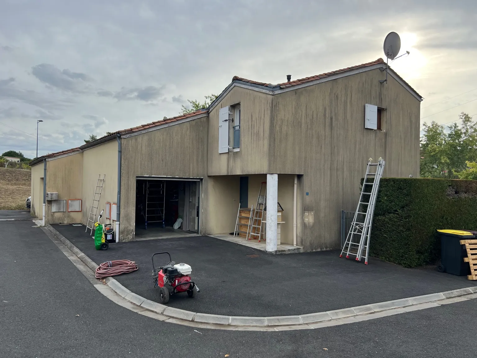 Façade encrassée avant nettoyage