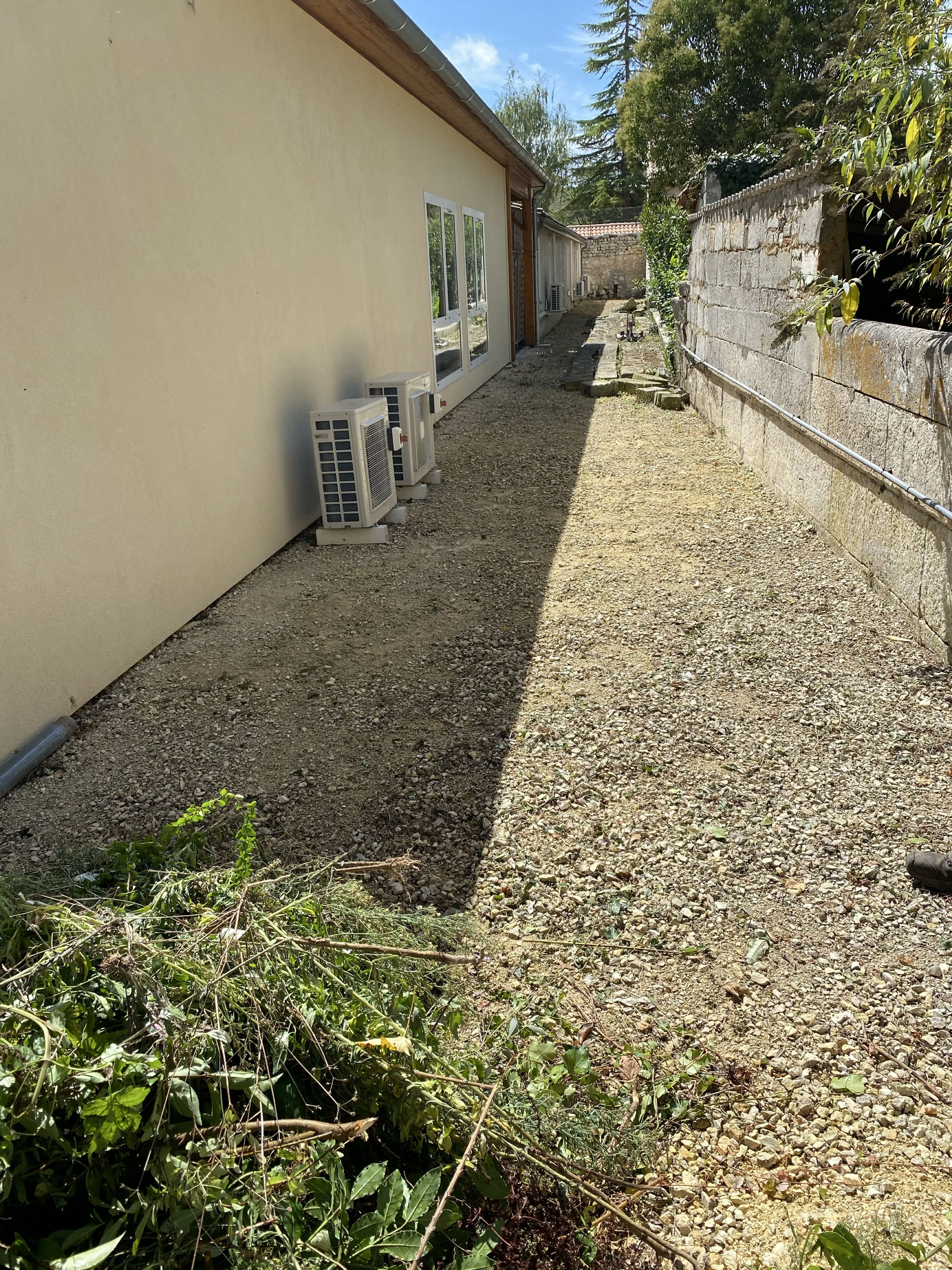 Jardin désherbé et remis au propre après intervention