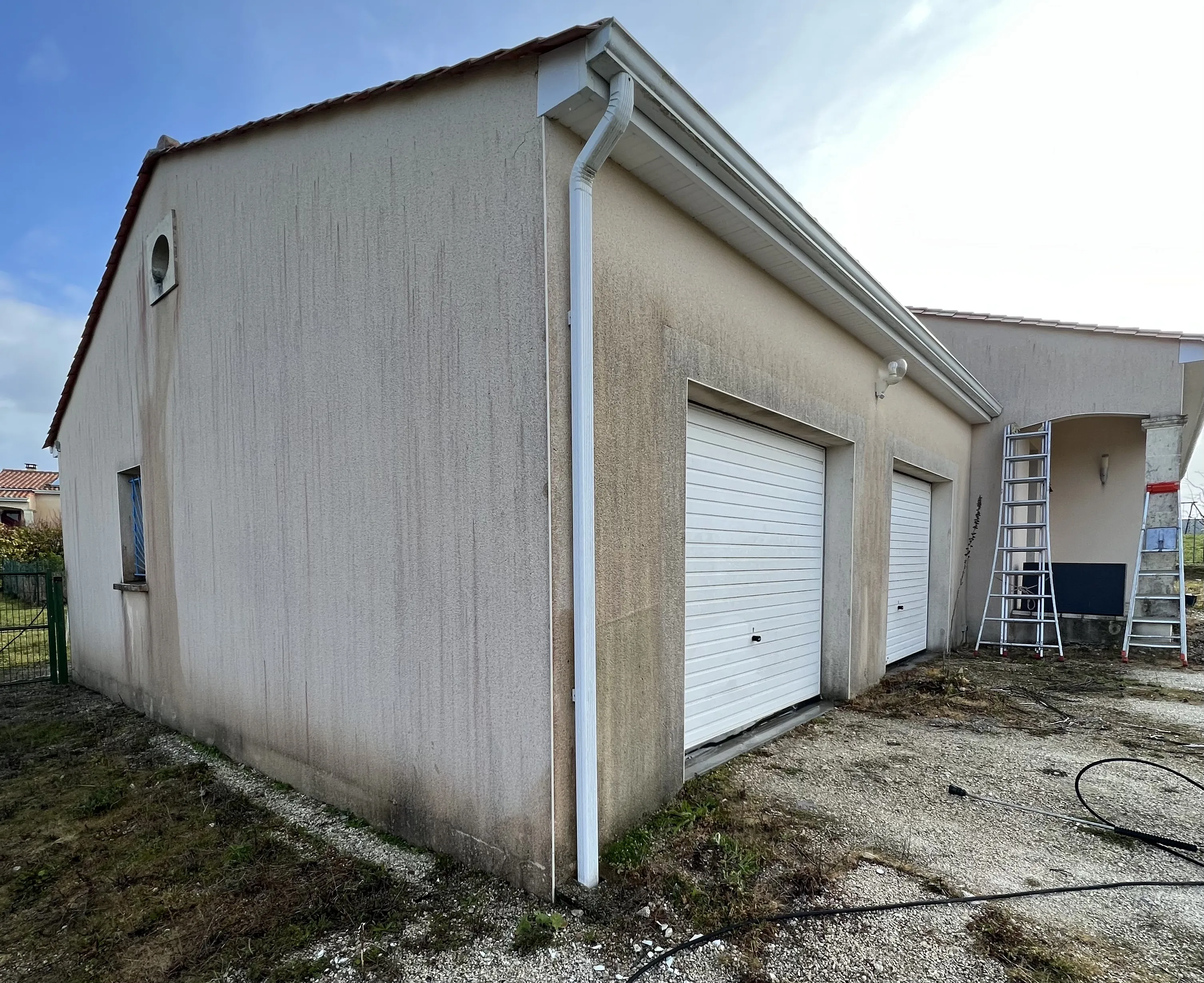 Façade de maison avant nettoyage