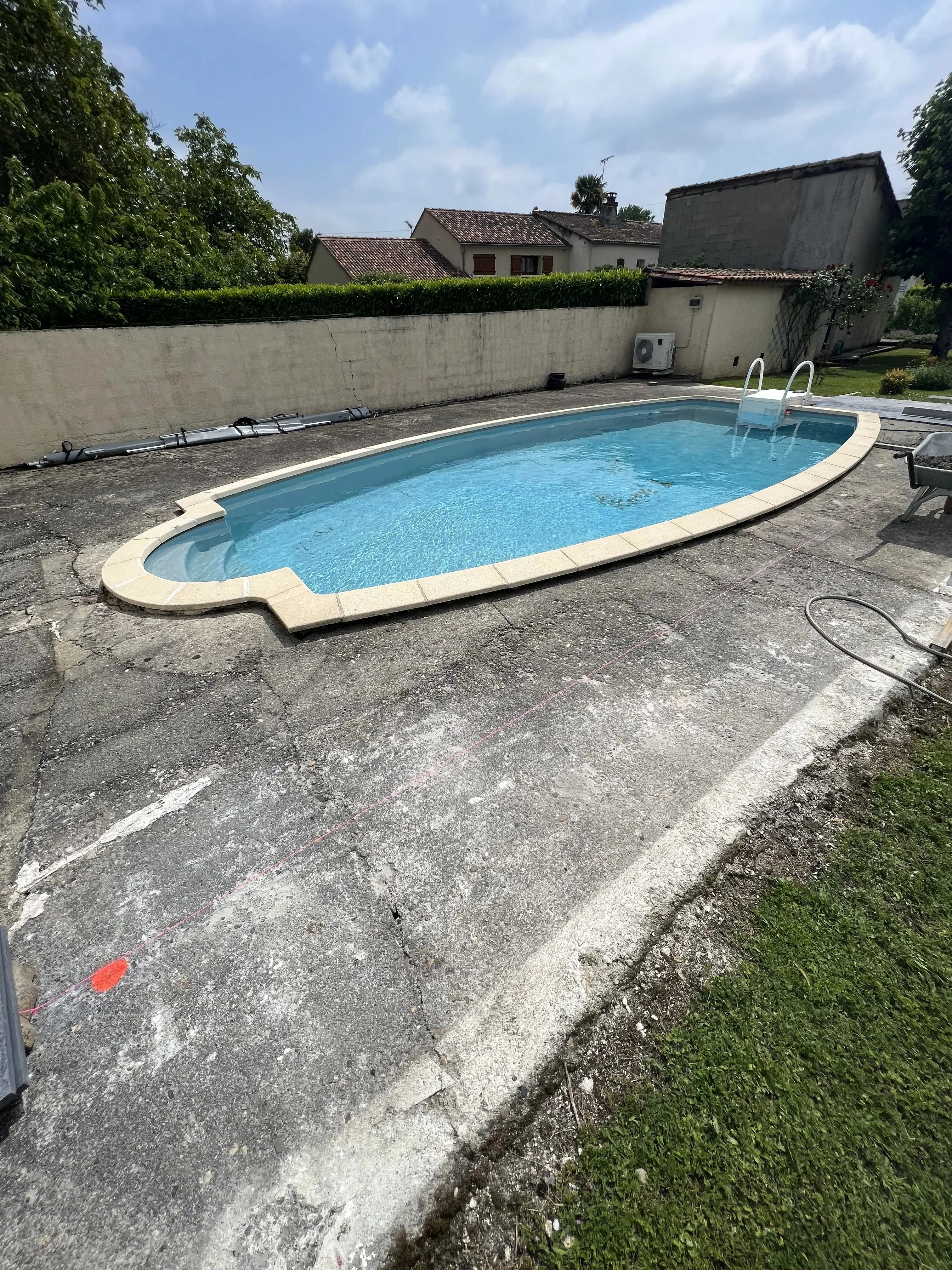 Terrasse de piscine avant travaux de rénovation