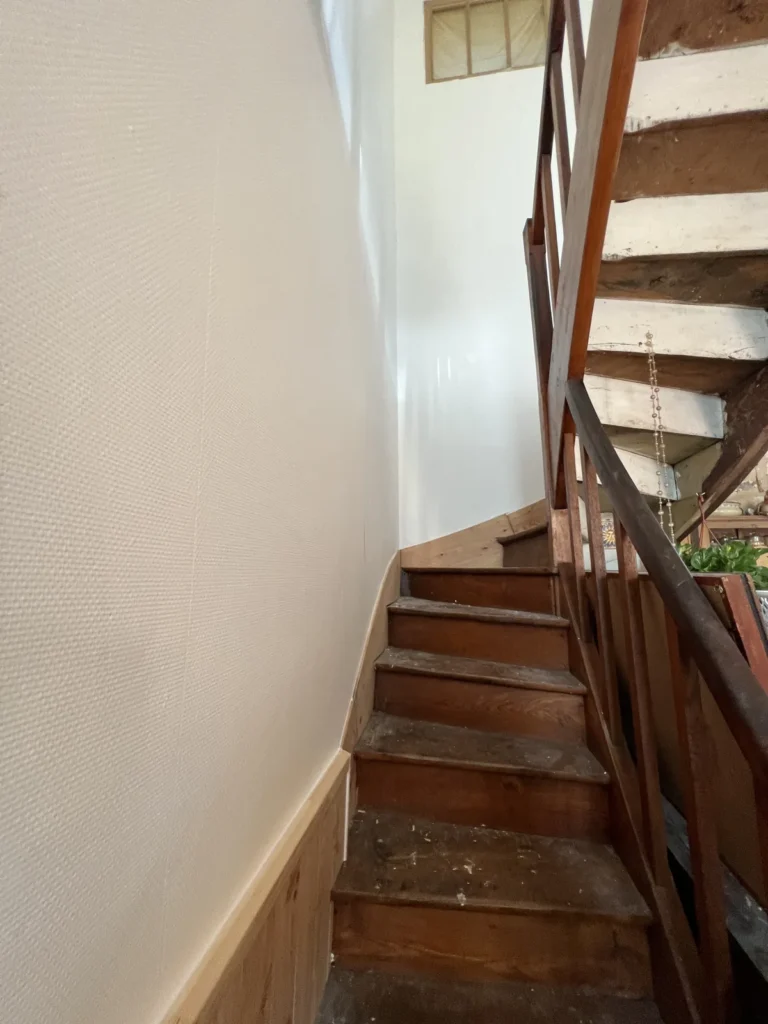 Cage d’escalier après rénovation avec soubassement en lambris bois par G2L à Angoulême