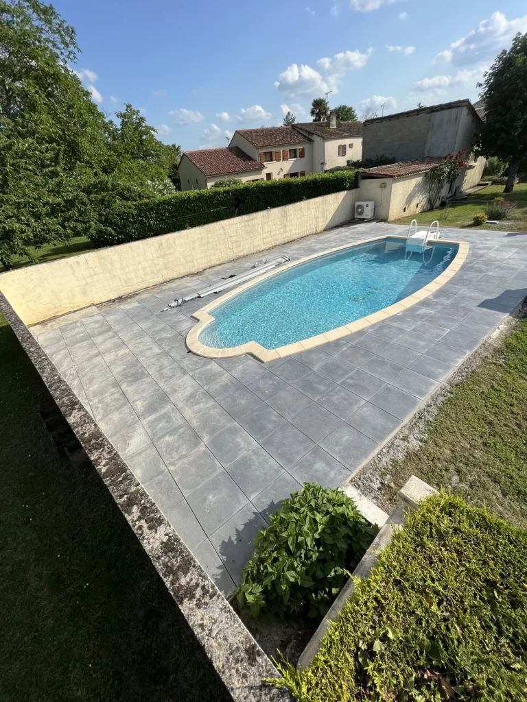 Dallage de piscine posé par G2L sur chape maigre à Roullet-Saint-Estèphe
