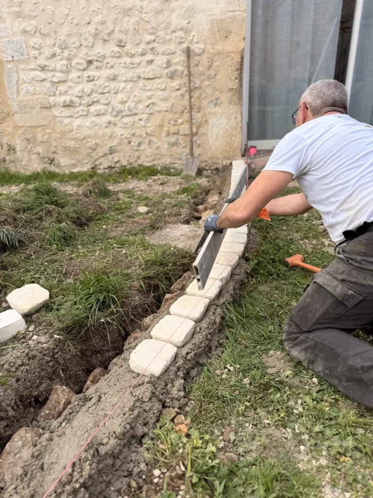 Laurent de G2L au travail sur un ouvrage de maçonnerie