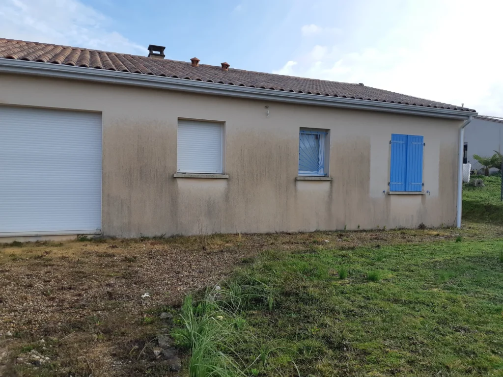 Façade avec traces de salissures avant nettoyage par G2L à Birac