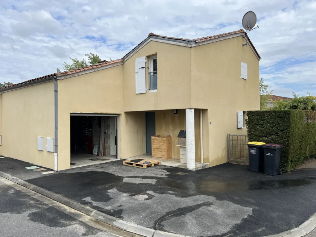 Façade après nettoyage extérieur réalisé par G2L à Puymoyen