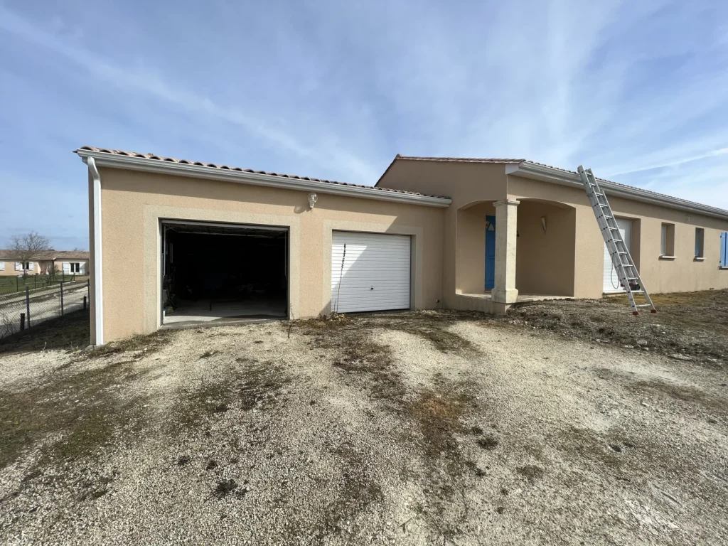 Façade de garage après nettoyage extérieur réalisé par G2L à Birac