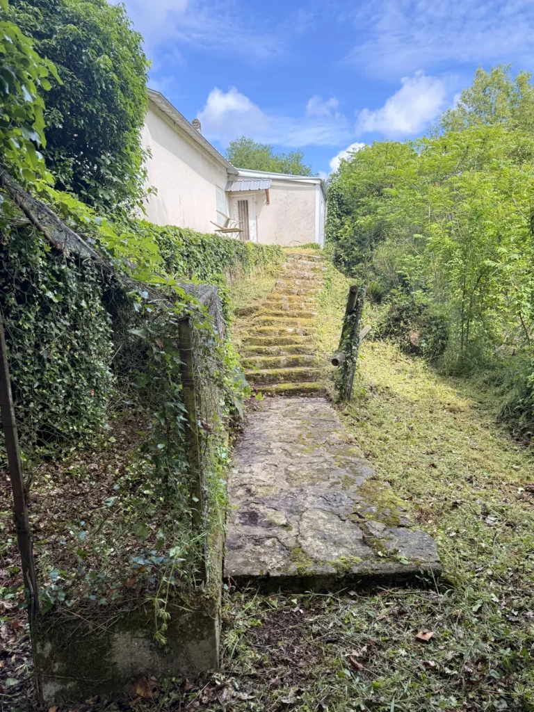 Accès et escalier dégagés après remise en état par G2L à La Couronne