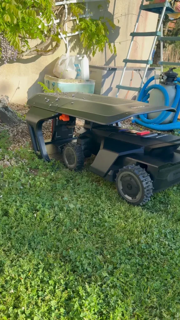 Robot tondeuse Navimow au niveau de sa station, image issue d’une vidéo G2L