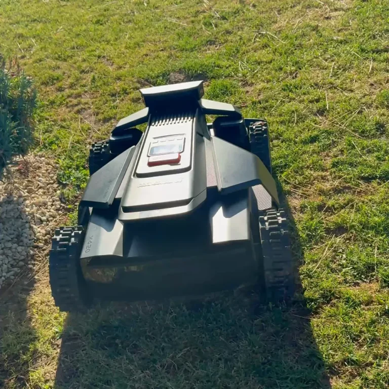 Robot tondeuse Navimow sur la pelouse, capture d’une vidéo G2L