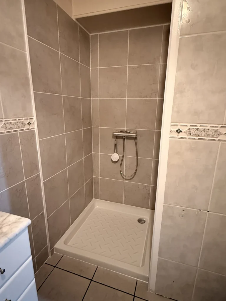 Douche carrelée après rénovation de salle de bain par G2L à Blanzac